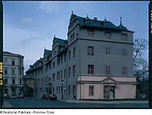 Weimar, Markt 15. Rotes Schloß (1574-1576). Blick vom Platz der Demokratie