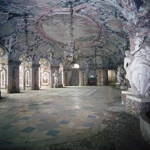 Schloss Weißenstein. Blick in den Großen Gartensaal (Sala Terrena)
