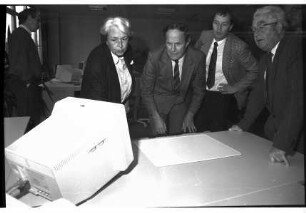Ahrensburg: Hermann-Löns-Straße: PC-Labor für Bürokommunikation: Einweihung: Bürgervorsteherin Maria Heitmann, Kreispräsident Hubert Priemel, Bürgermeister Manfred Samusch und Mann vor Bildschirm: hinten Mann