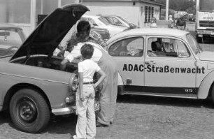 Pannenhilfe der ADAC-Straßenwacht im Sommerreiseverkehr