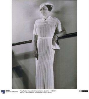 Frau in Kleid von Wachtel