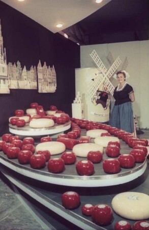 Blick auf einen Messestand mit holländischem Käse auf der Mustermesse in Leipzig (1954)