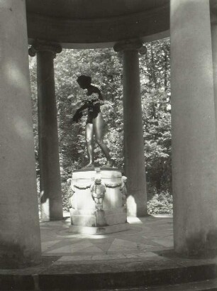 Bad Elster, Tempel mit Statue : Bad Elster. Tempel im Kurpark. Teilansicht mit Flora-Statue