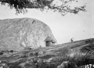 Umgebung von Mutoko : Felsige Landschaft mit Personen und einer Hütte