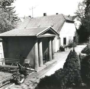 Colditz. Friedhof an der Friedhofskirche Sankt Nikolai. Ansicht mit Gruftgebäude (um 1800)