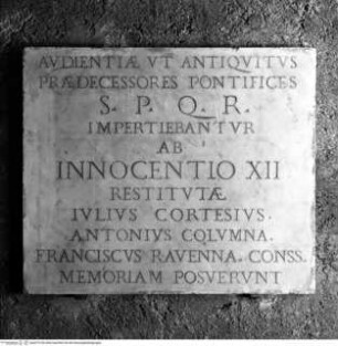 Tafel mit Inschrift zu Ehren Papst Innozenz' XII.