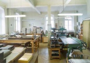 Sächsische Landesbibliothek - Staats- und Universitätsbibliothek Dresden. Zentralbibliothek (ehem. Landesbibliothek). 2. Obergeschoss. Abteilung Bestandserhaltung, Buchbinderei mit Arbeitstischen, Schneidemaschinen und Pressen : Dresden-Neustadt, Marienallee 12. Sächsische Landesbibliothek - Staats- und Universitätsbibliothek Dresden. Zentralbibliothek (ehem. Landesbibliothek). 2. Obergeschoss. Abteilung Bestandserhaltung, Buchbinderei mit Arbeitstischen, Schneidemaschinen und Pressen