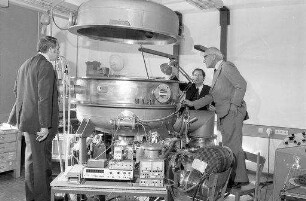Freiburg: [im Institut für Physikalische Weltraumforschung, Apparatur Aeros B]