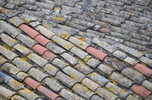 Girona - Historische Dachziegel : Die typischen historischen Dachziegel mußten ergänzt werden, aufgenommen am 16. April 2012 in der Altstadt von Girona