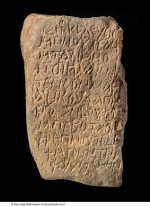 Grabstele mit Inschrift