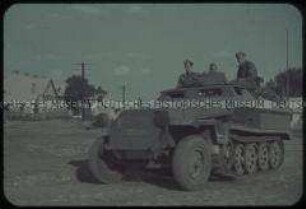 Deutsche Soldaten auf einem Schützenpanzerwagen