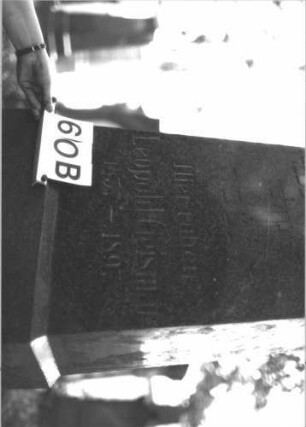 Grabstein 60 (Index: 100081677) Material: Grnit Zustand: gut Maße HxBxT: 208x67x41 cm Beschreibung: Obelisk, getreppter Sockel: Grabstein 60B
