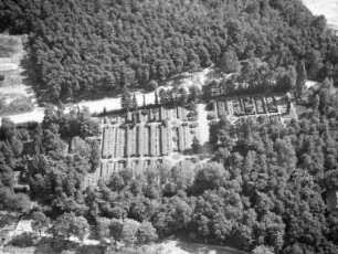 Dresden-Neustadt, Marienallee. Sowjetischer Ehrenfriedhof (angelegt 1945). Luftbild-Schrägaufnahme nach Süden