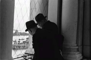 Reisefotos Italien. Venedig. Zwei Männer, aus einem Fenster des Dogenpalastes auf den Canal Grande schauend