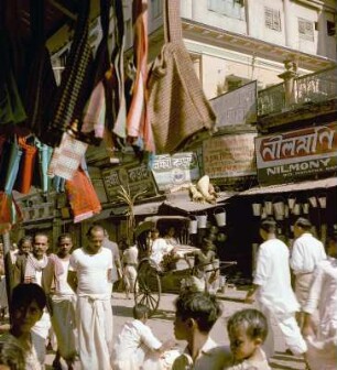 Rikscha und Passanten in einer belebten Straße : Kalkutta (Indien). Rikscha und Passanten in einer belebten Straße