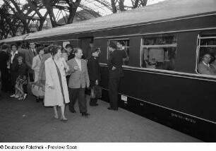 Reisende auf dem Bahnsteig