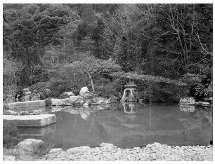 Kyoto. Gartenanlage mit Teich und Steinlaternen