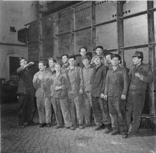 Dresden-Übigau, Overbeckstraße 48. VEB Transformatoren- und Röntgenwerk Dresden. Produktionsbereich Behälterbau. Gruppenaufnahme einer Brigade in der Werkhalle