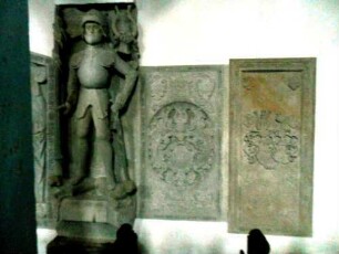 Langhaus Innen-Epitaph und Grabsteine der Truchsessen von Wetzhausen im Norden (5-3) in Übersicht - Gehaltvolle Steinmetzarbeiten des 16-17 Jh mit Peronen- und Wappendarstellung