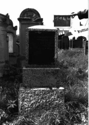 Grabstein 1144 (Index: 100104252) Material: Granit Zustand: gut erhalten Maße HxBxT: 116x47x22 cm Beschreibung: blockhafte, hochrechteckige Stele auf getrepptem Sockel, abgerundeter Abschluss, eingelassene Schrifttafel Besonderheit: Kind: Grabstein 1144