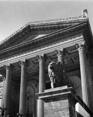 Palermo, Piazza Giuseppe Verdi. Teatro Massimo (1875-1897; G. B. F. Basile). Portikus