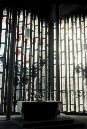 Freiburg i. Br.: Ludwigskirche, Chorfenster von innen mit Altar