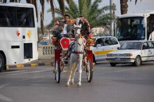 Hauptstadt Tripolis - Verkehr : Geschmückte Kutsche, Straßenverkehr am "Grünen Platz", dem zentralen Aufmarschplatz der libyschen Hauptstadt Tripolis, aufgenommen 2006