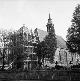Schlosskirche: Renovierung: Außenaufnahme: Gerüst am Eingangsturm: Blick von Südwesten