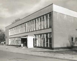 Dresden-Strehlen, August-Bebel-Straße. Gebäude der Truppenküche im Bundeswehrverwaltungszentrum Dresden. Straßenseite von Südosten