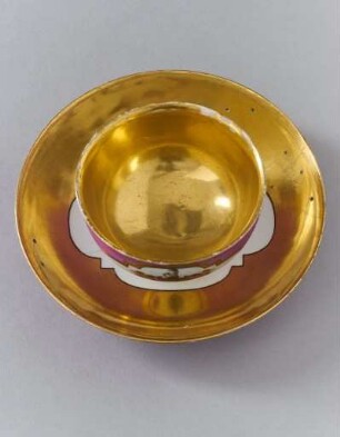 Koppchen mit Unterteller mit dem Wappen der Benada