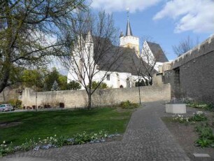 Ansicht von Südwesten über innere Kirchhofmauer (Wehrgang mit Zinnen abgetragen) aus äusserem Kirchhof (äussere Kirchhofmauer mit Zinnen und Wehrgang im Süden)