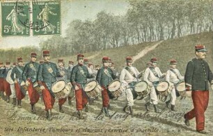 Infanterie.Tambours et clairons; exercice d'ensemble.