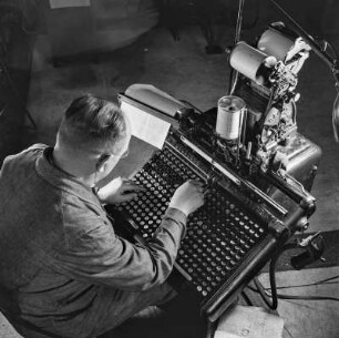 Schriftsetzer bei der Arbeit an der Setzmaschine, Druckerei Offizin Haag Drugulin