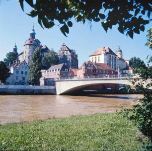 Neuburg an der Donau. Blick über den Fluß mit Straßenbrücke gegen Schloß und Hofkirche