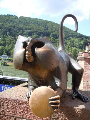 Heidelberg - Affenfigur vor der Alten Brücke