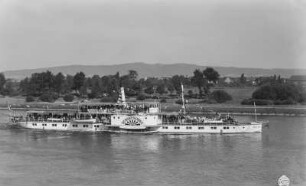 Personen-Seitenraddampfer "Kurort Rathen" (1911, Werft Laubegast). Schrägansicht auf Fahrt Pratzschwitz