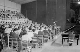 Nationales Kulturensemble der DDR : Blick auf die Bühne mit einem Chor und Orchester