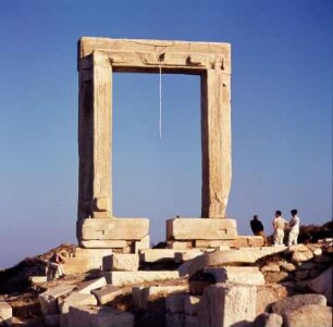 Naxos. Portará. Tempeltor sto Paláti, 6m hoch, Ende 6. Jh. Sett9