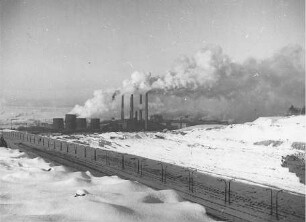 Hirschfelde. Braunkohlenkraftwerk. Gesamtansicht mit Kühltürmen und Schornsteinen, im Vordergrund zweigleisige Trasse der elektrifizierten Grubenbahn