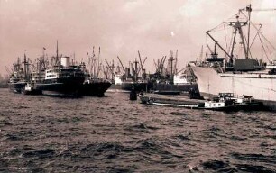 Hamburg: Kaiser-Wilhelm-Hafen, rechts zwei Schiffe