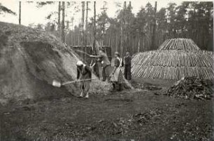 Holzkohlenherstellung in Rietschen, Aufbau eines Meilers : Handwerkstechniken - Kohlen- und Pechbrennerei. Ort: Rěčicy / Rietschen. Meiler im Bau.
