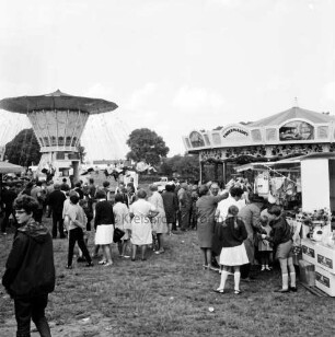 Volks- und Schützenfest: Schützenverein von Elmenhorst und Umgebung von 1962 e.V.: Festplatz mit Kettenkarussell, Buden und Besuchern