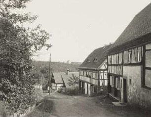 Hirschfelde-Rosenthal, Dorfstraße mit Umgebindehäusern. Blick nach Südsüdost zum Rohnauer Weinberg