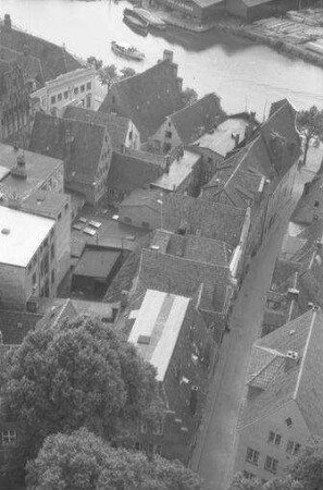 Lübeck: Blick von der Petrikirche auf Gasse zur Trave, von oben