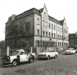 Dresden-Kaditz, Wächterstraße 40/38. Doppelwohnhaus (um 1900). Straßenansicht mit Einfriedung von Nordwesten