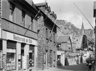 Blick in die Oberstraße mit Ladenlokal von Joseph Knippenberg, Weinstube Jost, im Hintergrund die sogenannte Hitlerhöhe mit Hakenkreuz