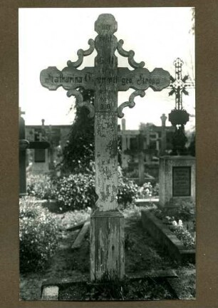 Friedhof. Grabkreuz aus Holz. Katharina Tremmel