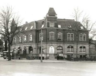 Dresden-Strehlen, August-Bebel-Straße 33/Ecke Wasaplatz. Wohnhaus (Wasa-Apotheke). Um 1895. Eckansicht (Wasaplatz/Wasastraße)