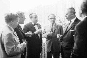 Freiburg: Regierungspräsidium; Pressekonferenz mit Ministerpräsident Kurt Georg Kiesinger; stehende Gruppe: Huber, Linschau, Buschkiel, Kiesinger, Amann