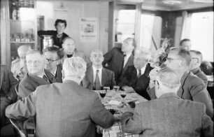 Gruppe im Boot, mit Präsident DB Karlsruhe Stroebe, Dr. Hecking